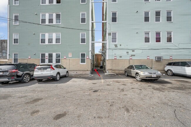 Building Photo - 50 1/2 Common St