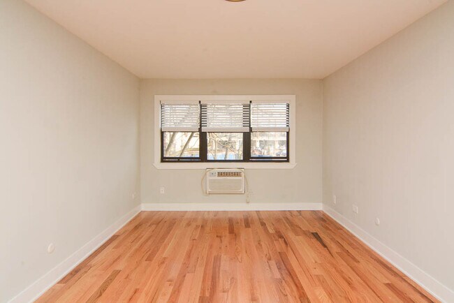 Building Photo - 696 Elm Pl