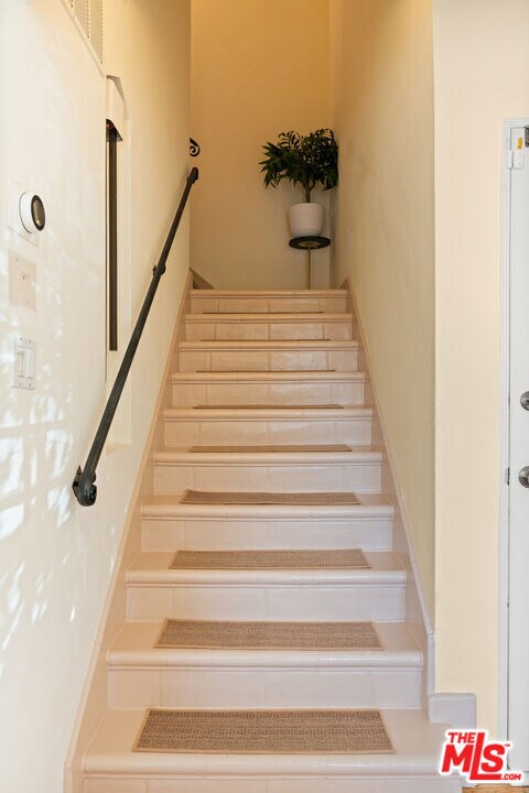 Building Photo - 6065 Scenic Ave