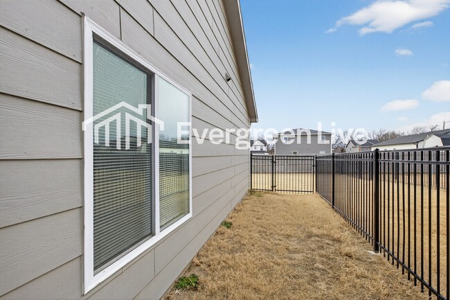 Building Photo - 113 E Santa Fe Cir