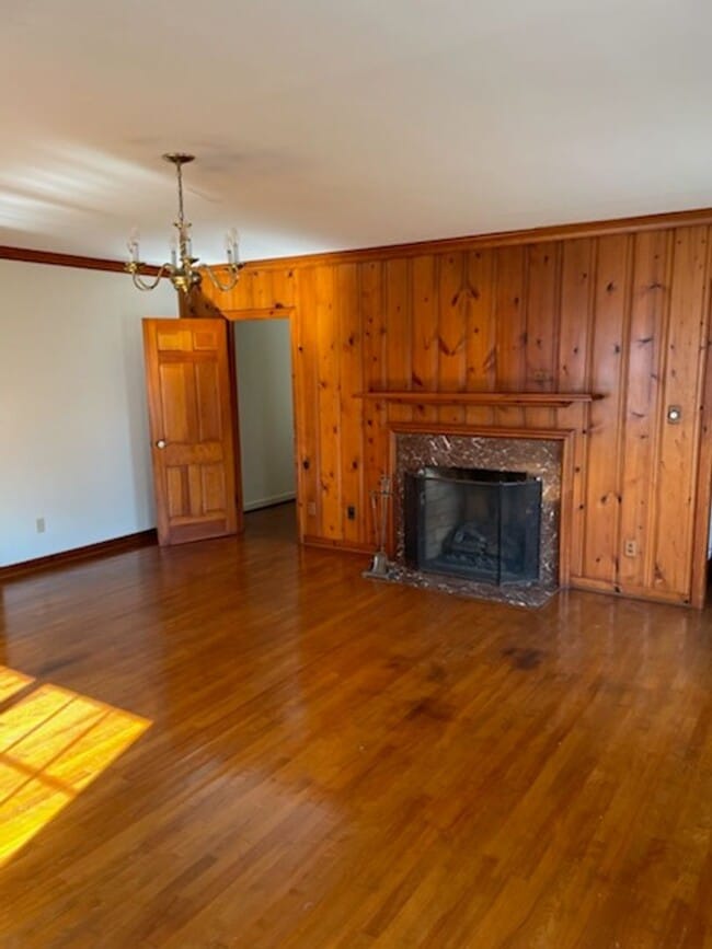 Building Photo - BEAUTIFUL SINGLE FAMILY HOME
