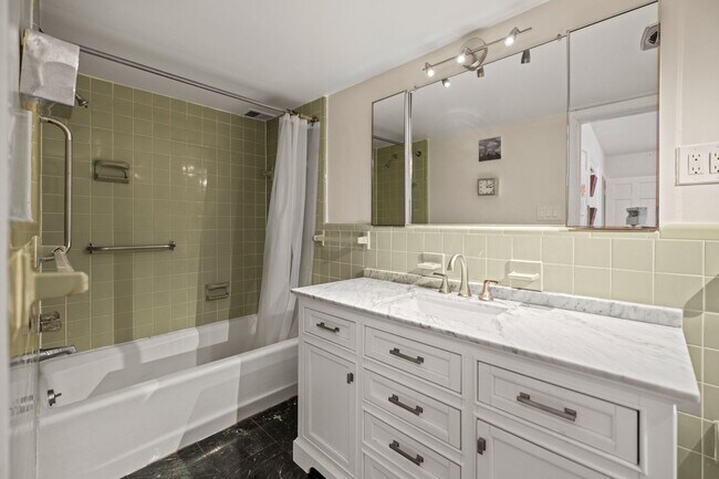 Building Photo - Foggy Bottom Home | 3 Bed | 2.5 Bath | 2,050 Sf | Large Private Patio