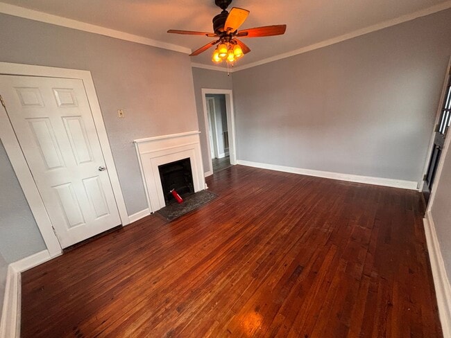 Building Photo - 3 Bedrooms, 2 Bathrooms - Home in Celenease!