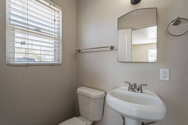 Building Photo - 305-315 N Highland Ave