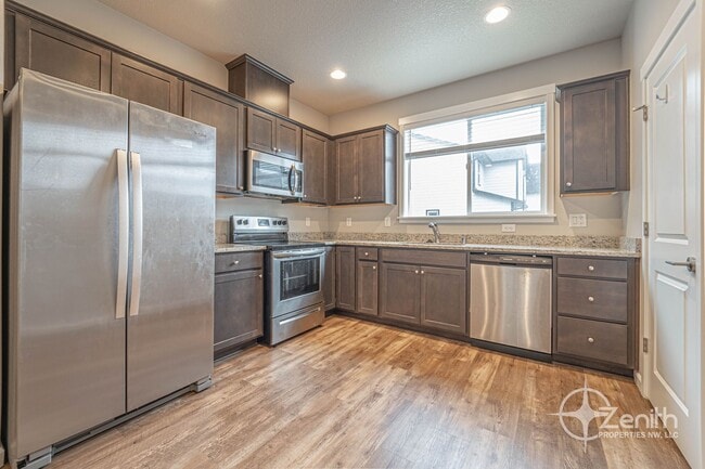 Building Photo - 3 Bedroom Mt. Vista Townhouse! Modern Fini...