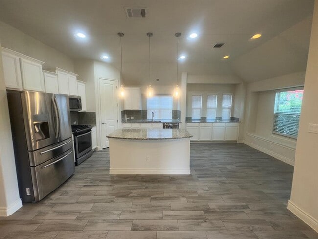 Building Photo - 150 Summer Pointe