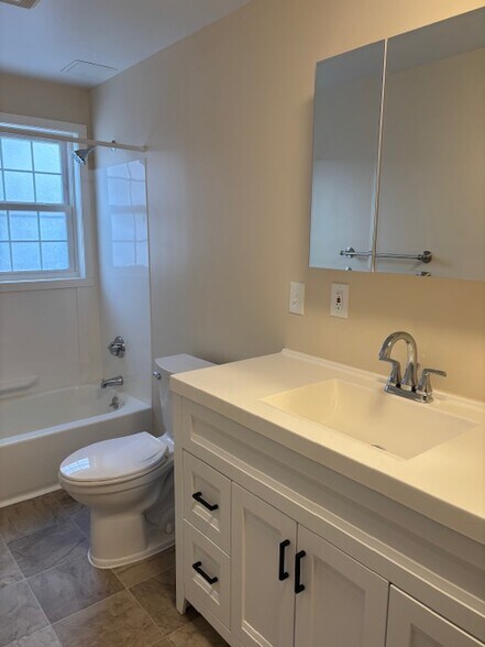 Building Photo - 1196 Middle Tpke W