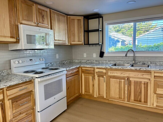 Building Photo - R106 Lincoln St