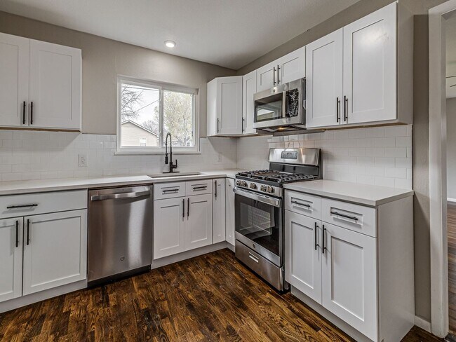 Building Photo - Newly remodeled home