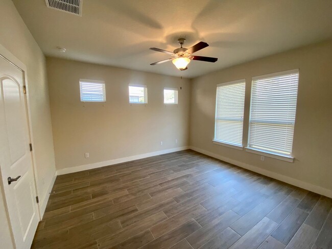 Building Photo - 3 Bed 2 Bath Townhome ~ Conveniently locat...