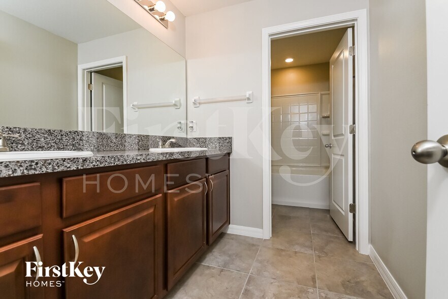 Building Photo - 14827 Crescent Rock Dr