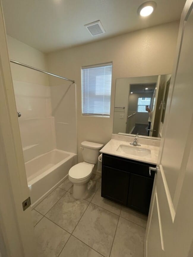 Building Photo - Beautiful Home with Open Living & Modern Finishes