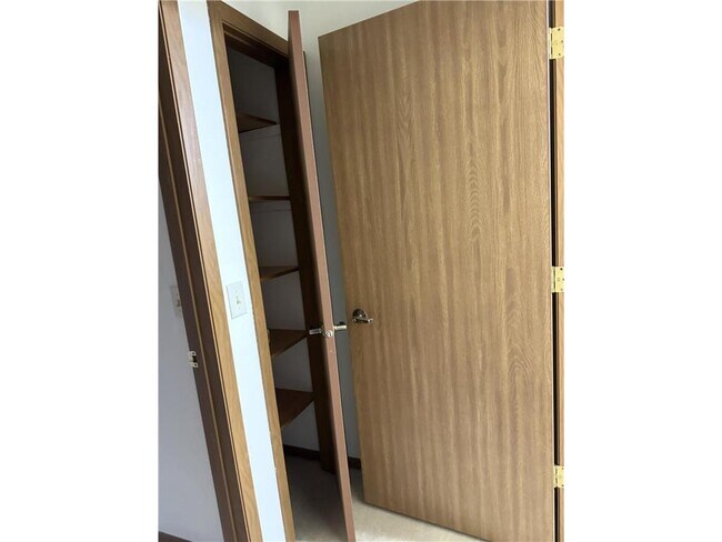 Building Photo - 611 Main St S