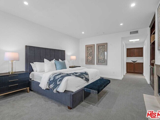 Building Photo - 143 N Arnaz Dr