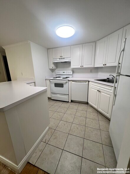 Building Photo - 1529 Beacon St