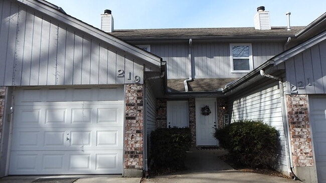Building Photo - Blue Springs - 2 bed - 1.5 bath Townhome