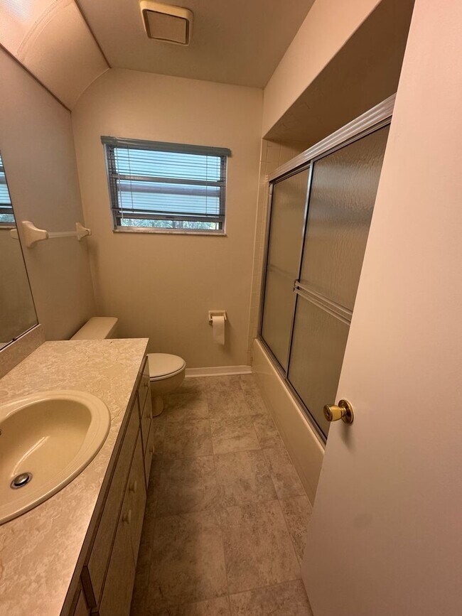 Building Photo - Spacious 3BR/2BA Home in Rainbow Acres – L...
