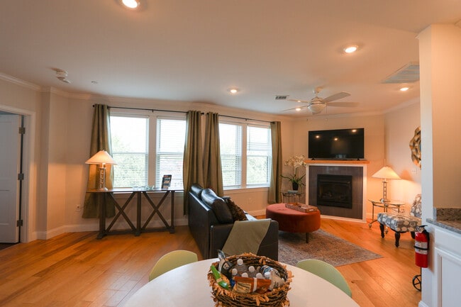 Building Photo - 1008 Tremont St