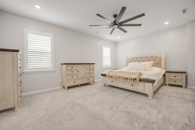 Building Photo - Spacious 5-Bedroom Home with Modern Upgrad...