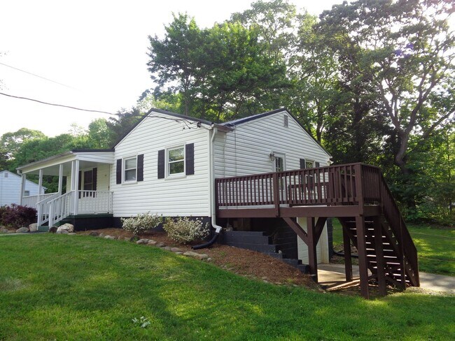 Building Photo - 2-bedroom House off Country Club