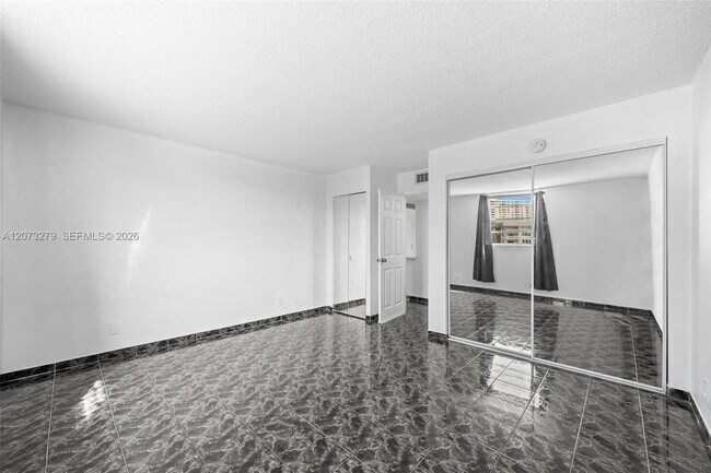 Building Photo - 1913 S Ocean Dr