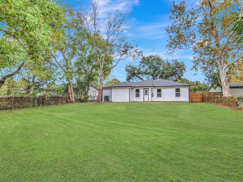 Building Photo - 223 Lakewood Dr