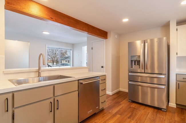 Building Photo - Huge Kitchen, 1000 sq ft Shop/Garage, Remodeled 3 bedroom