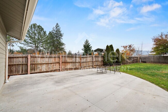 Building Photo - Updated 3 Bed 2 Bath Home With Brand New 2...