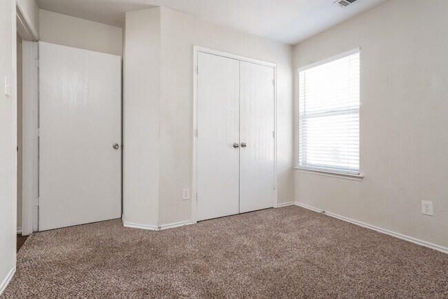 Building Photo - 913 Honey Locust Ln