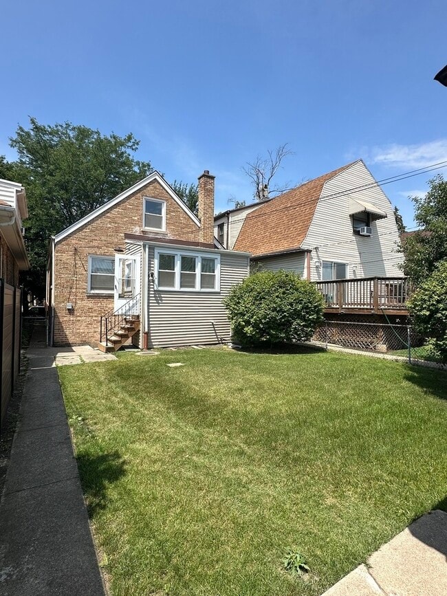 Building Photo - 5137 N Lowell Ave