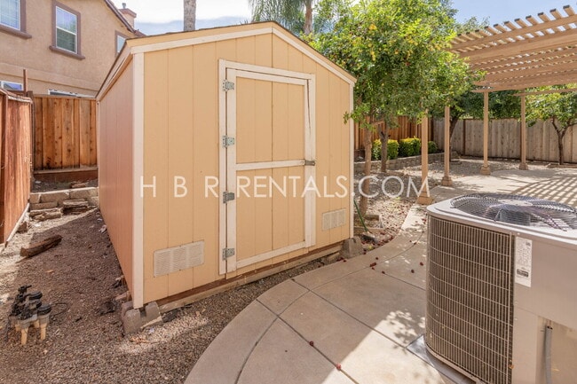 Building Photo - Spacious 5-Bedroom Retreat with 3 Full Baths in Beautiful Tracy – Your Perfect Home Awaits on Ten...