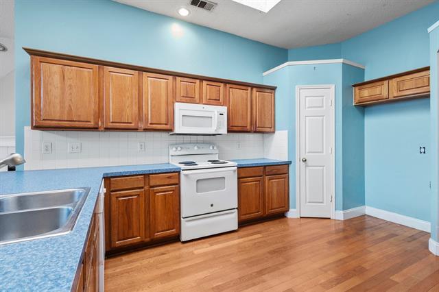 Building Photo - 5636 Creekhollow Dr