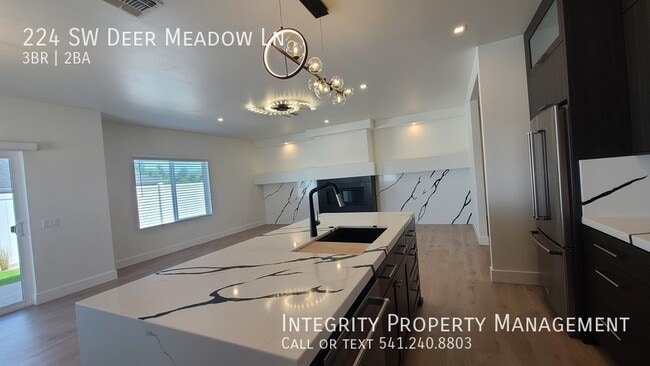 Building Photo - 224 Meadow Ln