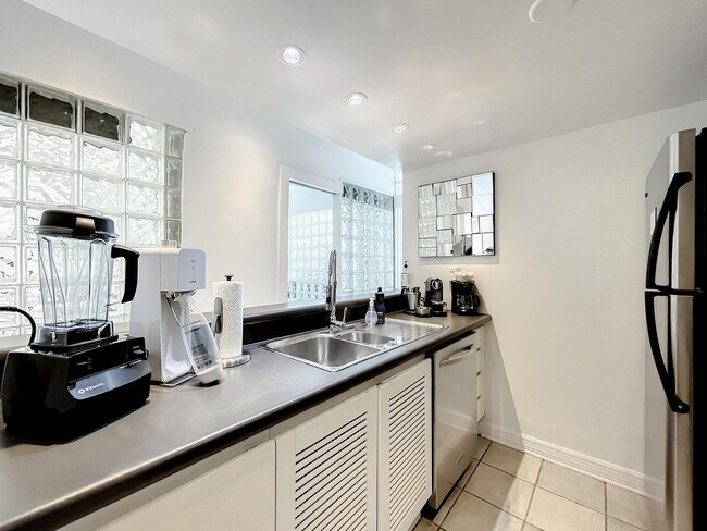 Building Photo - 825 Jimmy Buffett Mem Hwy