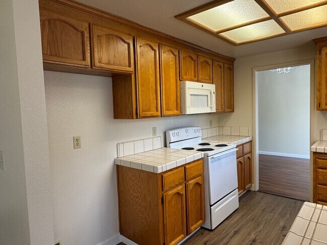 Building Photo - Roseville home with new carpet, paint, & s...