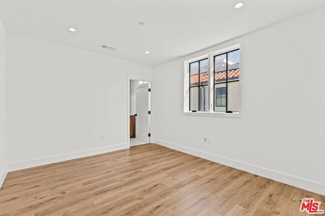 Building Photo - 14378 Ventura Blvd