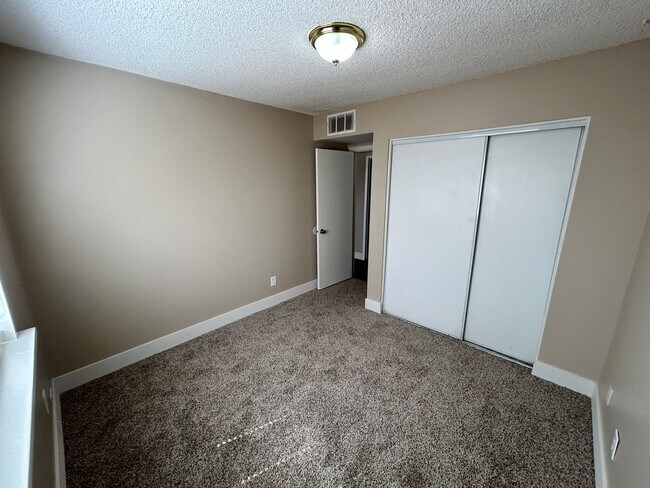 Building Photo - Single Story 3/2 *NO HOA* *NEW* Paint & *N...