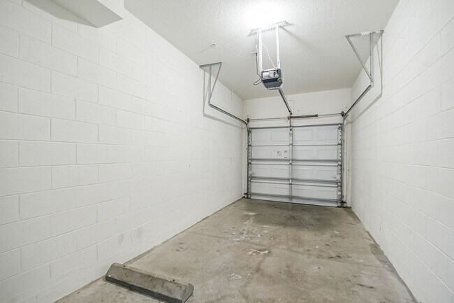 Building Photo - Spacious 3/2 Condo in the Gated Oakwater Community with Single Car Garage! Brand new carpets and ...