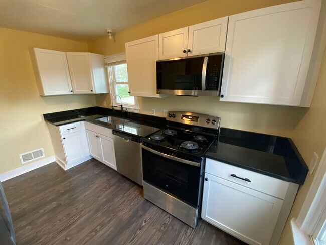 Building Photo - 2 Bedroom House- Beautiful Kitchen!!