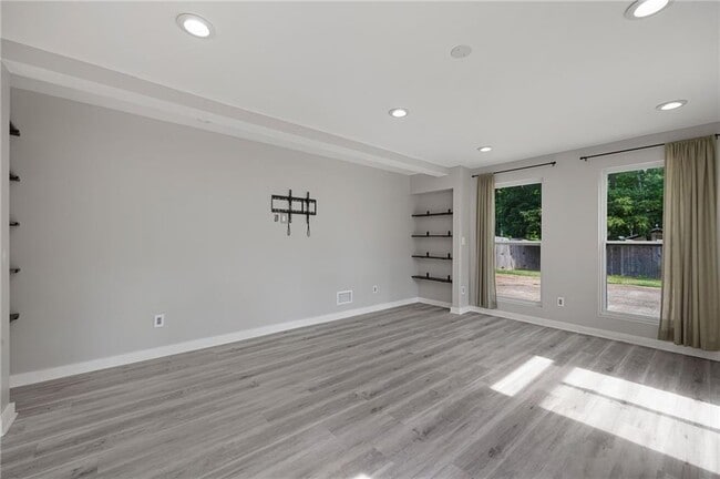Building Photo - 387 Pine Acres Dr
