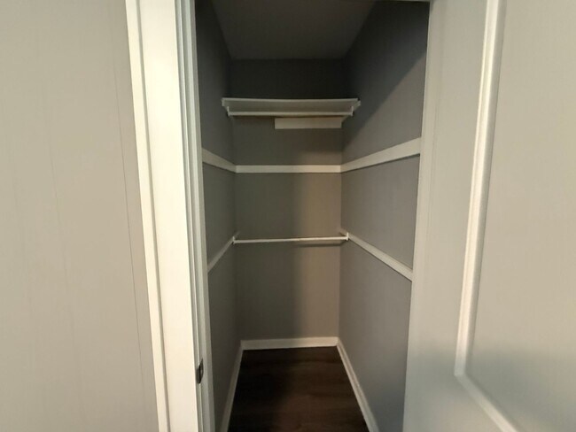 Building Photo - 3 bed 1 bath Brick Bungalow in Forest Hills