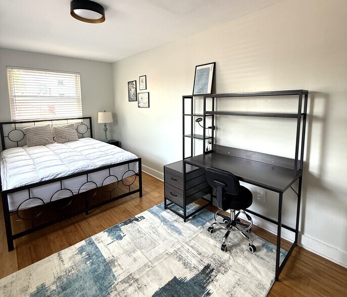 room 1 queen - 16 Reid St