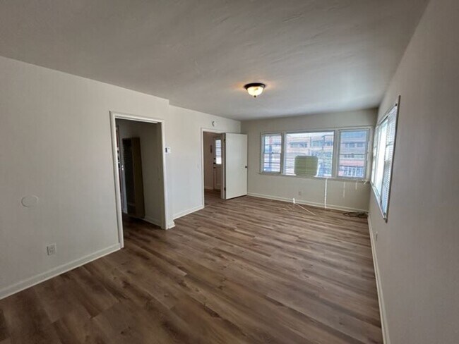 Building Photo - CM251L