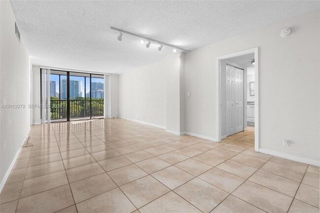 Building Photo - 3401 N Country Club Dr