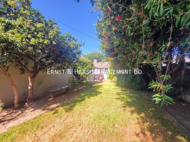 Building Photo - Beautiful Bixby Knolls 2 Bedroom Home with...