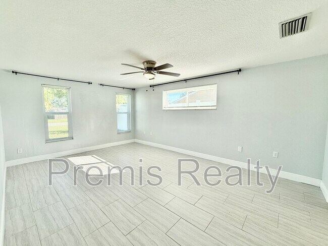 Building Photo - 11950 107th Ave N