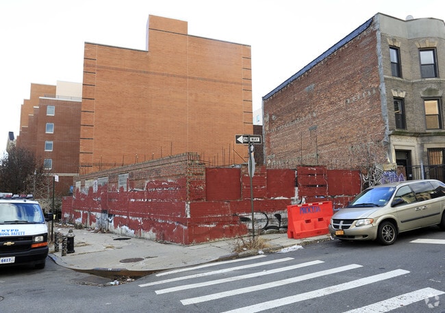 Building Photo - 872 E 164th St