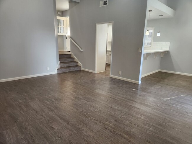 Building Photo - 512 Poinsettia Ave