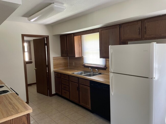Building Photo - 674 Dussel Dr