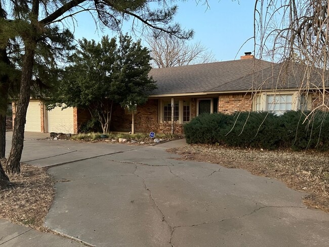 Building Photo - Wow 4 bedroom 3 bath 2 garage  almost 3000...